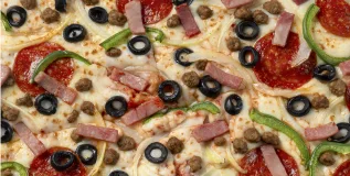 Pizza con ingredientes de calidad