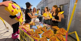 Personas compartiendo pizza