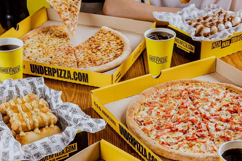 Mesa con productos UNDERPIZZA