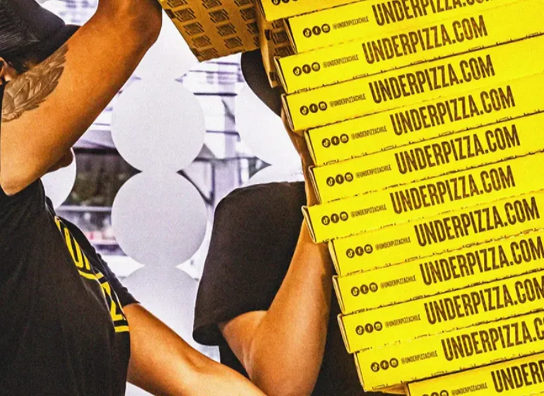 Equipo UNDERPIZZA con cajas de pizza